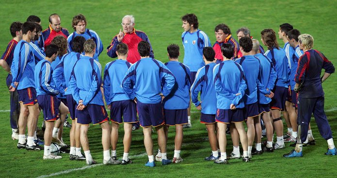 Luis Aragonés rodeado del grupo (Selección Española)