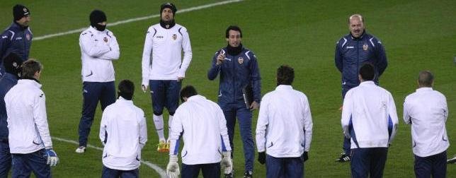 Unay Emery dando instrucciones a sus jugadores durante un entranmiento